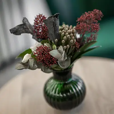 Frische Blumen in einer Vase beim Rezeption Stadtfriseur Giessen